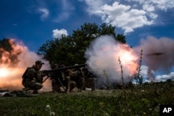 Prajurit Ukraina menembak dengan senapan recoilless SPG-9 selama pelatihan di wilayah Kharkiv, Ukraina, 19 Juli 2022. (Foto: AP/Evgeniy Maloletka)