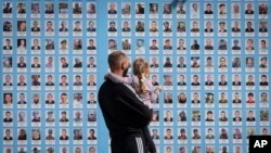 우크라이나 수도 크이우에 러시아와의 전쟁 중 전사한 군인들을 기리는 '추모의 벽'이 설치돼있다.