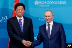 俄罗斯总统普京在俄罗斯远东符拉迪沃斯托克东方经济论坛会议期间会见中共中央政治局委员、中国全国人大常委会委员长栗战书。（2022年9月7日）