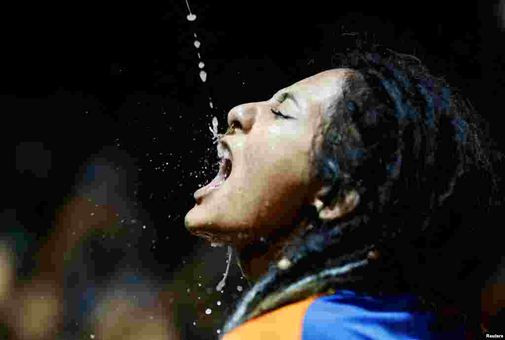 ស្រ្តី​ម្នាក់​ទទួល​ទាន​ស្រា​បិត​ដោយ​ដៃ​ បង្ហូរ​ចេញ​ពី​មាត់​របស់​អាទិទេព &laquo;Swet Bhairab&raquo; ក្នុង​អំឡុង​ពិធីបុណ្យ​ Indra Jatra ដើម្បី​ផ្តល់​ការ​គោរព​ដល់​អាទិទេពIndra អាទិទេព​ Kumari ក៏ដូចជា​អាទិទេព​ដទៃ​ទៀត និង​ដើម្បី​អបអរ​សាទរ​ការ​ឆ្លង​ផុត​​រដូវ​មូសុង ក្នុង​រដ្ឋធានី​កដ្ឋមណ្ឌូ​នៃ​ប្រទេស​នេប៉ាល់ កាល​ពី​ថ្ងៃ​ទី១១ ខែ​កញ្ញា ឆ្នាំ​២០២២។