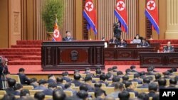 김정은 북한 국무위원장이 8일 평양에서 진행된 최고인민회의 제14기 제7차 회의에서 시정연설하고 있다. 