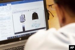 Pengawas klinis Bobby Boback menggulirkan hadiah sementara klien Harold Lewis, seorang pengguna narkoba yang sedang memulihkan diri, mengambil kertas dari mangkuk, Senin, 18 Juli 2022 di Program Pembebasan di Bridgeport, Conn. (AP/Julia Nikhinson)