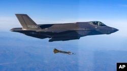 한국 합동참모본부는 18일 북한의 대륙간탄도미사일(ICBM) 발사에 대응해 F-35A 전투기에서 투하한 정밀유도폭탄(GBU-12)으로 북한 이동식발사대(TEL) 모의표적을 타격하는 훈련을 했다며 사진을 공개했다.