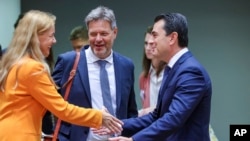 카드리 심슨(왼쪽) 유럽연합(EU) 에너지 정책 집행위원이 9일 벨기에 브뤼셀에서 열린 긴급회의에서 회원국 에너지 관계 장관들과 인사하고 있다. 가운데는 로버트 하벡 독일 부총리 겸 경제장관. 