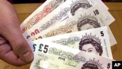 印有女王伊丽莎白二世头像、各种面值的英镑纸币。（美联社资料照）