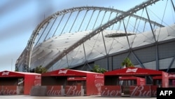 Kiosci predodređeni za prodaju piva na Međunarodnom stadionu u gradu Dohi u Kataru (Foto: AFP/Mark Young)