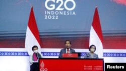 올해 주요 20개국(G20) 순회 의장국인 인도네시아의 조코 위도도 대통령(중앙)이 16일 G20 정상회의가 끝난 뒤 기자회견을 하고 있다.
