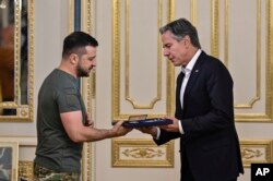 美国国务卿安东尼·布林肯（右）于2022年9月8日在基辅会见乌克兰总统泽连斯基。