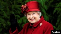 Ratu Inggris Elizabeth II melambai saat tiba di hari terakhir pertemuan balap kuda Festival Cheltenham di Gloucestershire, Inggris bagian barat, Inggris, 13 Maret 2009. (Foto: REUTERS/Dylan Martinez)
