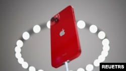 Novi Ajfon 14 Plus na predstavljanju u Kupertinu, Kaliforniji