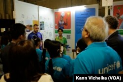 ក្រុម​កុមារ និង​យុវជន​កំពុង​បង្ហាញ​អំពី​ស្នាដៃ​នៃ​ការ​បង្កើត​ថ្មី ព្រម​ទាំង​គម្រោង​នានា​ពាក់ព័ន្ធ​នឹង​បច្ចេកវិទ្យា បរិស្ថាន និង​សុវត្ថិភាព​ ​ក្នុង​ពិធី​ប្រារព្ធ​ទិវា​កុមារ​ពិភពលោក ថ្ងៃទី​១៨ ខែ​វិច្ឆិកា ឆ្នាំ​២០២២។ (កាន់ វិច្ឆិកា/វីអូអេ)