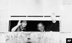 រូបឯកសារ៖ ព្រះ​មហាក្ស​ត្រិយានី Elizabeth ទី ២ និង​ស្វាមី​គឺ​ព្រះ​អង្គម្ចាស់ Charles បក់​ដៃ​ដាក់​អ្នក​មក​ស្វាគមន៍​ កាល​ពី​ថ្ងៃ​ទី​១០ ខែ​សីហា​ ឆ្នាំ​១៩៧៧ នៅ​ទីក្រុង​ Belfast ដែនដី​អៀរឡង់​ខាង​ជើង ជាទីមាន​ចលនា​ហិង្សា​បំបែក​រដ្ឋ។