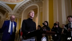 태미 볼드윈 미 연방 상원의원(사진 가운데)이 15일 연방 의사당에서 기자들에게 민주당이 추진 중인 결혼존중법안에 관해 설명하고 있다.