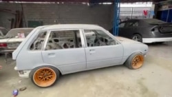 د مردان نوښتګر ځوان چې زاړه ماډل ګاډي په نوي ډیزاینونو جوړوي
