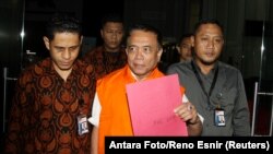 លោក Irwandi Yusuf អភិបាល​ខេត្ត​អាចេ (Aceh) ក្រោយ​ពេល​ត្រូវ​បាន​ចាប់​ខ្លួន​ដោយ​ភ្នាក់​ងារ​ប្រឆាំង​អំពើ​ពុក​រលួយ​ KPK នៅ​ទីក្រុង​ហ្សាការតា ប្រទេស​ឥណ្ឌូនេស៊ី កាល​ពី​ខែ​មិថុនា ២០១៨។