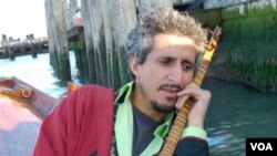 Mohsen Namjoo, penyanyi yang dijuluki sebagai “Bob Dylan Iran".