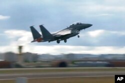 Jet tempur F15K Angkatan Udara Korea Selatan lepas landas pada Selasa, 4 Oktober 2022. (Foto: via AP)