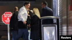 Vlasnik Tvitera Ilon Mask stiže na jednu konferenciju u Njujorku (Foto: REUTERS/Andrew Kelly)