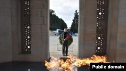 Erin MakKi Şəhidlər Xiyabanını ziyarət edib (Foto ABŞ səfirliyinindir)