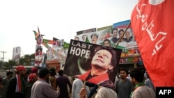 4일 파키스탄 와지라바드에서 전날 발생한 임란 칸 전 총리 총기 피습 사건을 규탄하는 시위가 열렸다.