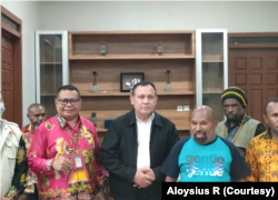 Suasana pertemuan Firli Bahuri dan Lukas Enembe yang terlihat akrab. (Foto: Courtesy/Aloysius R)