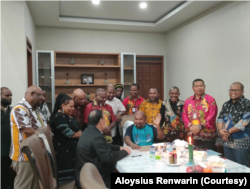 Firli Bahuri (jaket hitam) yang kehadirannya di Jayapura dikritisi, berbincang dengan Lukas Enembe. (Foto: Courtesy/Aloysius Renwarin)