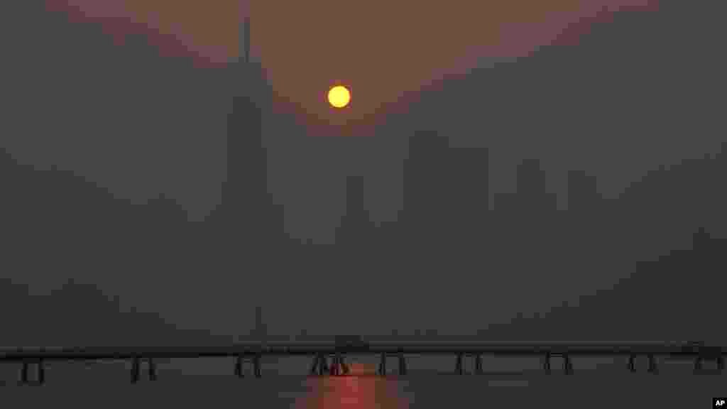 ፀሐይ&nbsp;&nbsp;ኒው ጀርሲ ሰማይ በታችኛው የማንሃተን ገፅ