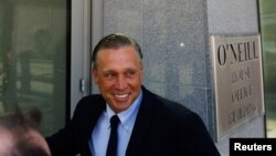 조 바이든 미국 대통령 차남 헌터 씨의 동료였던 데본 아처 씨가 지난달 31일 하원 감독위원회 증언을 위해 의회 건물에 도착하고 있다.