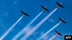 2023年6月5日印度尼西亚海军飞机在第4次多边海军演习科莫多开幕期间表演