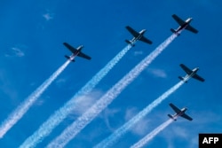 Pesawat udara Bonanza TNI Angkatan Laut tampil pada pembukaan 4th Multilateral Naval Exercise Komodo (MNEK) 2023 di Makassar, Sulawesi Selatan, 5 Juni 2023. (INDRA ABRIYANTO/AFP)