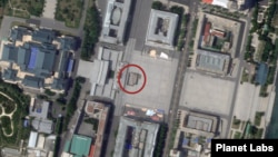 김일성 광장을 촬영한 13일자 ‘플래닛 랩스(Planet Labs)’의 위성사진. 광장 연단 바로 앞에 대형 외벽이 등장했고, 그 안에 무대 추정 물체가 포착됐다. 사진 = Planet Labs
