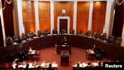 FILE - Hakim Filipina dalam sesi en-banc di Mahkamah Agung di Manila, Filipina 19 Juni 2018. (REUTERS/Erik De Castro)