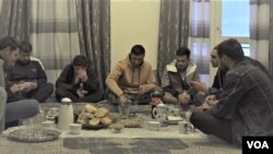 افغان های ساکن در لیون فرانسه حین افطار