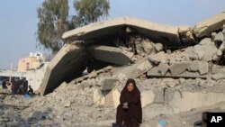 Գազայի հատվածի վրա իսրայելական ռմբաոծման հետևանքով տեղահանված պաղեստինցի կինը՝ Ռաֆահում իր ավերված տան առջև, 2023 թվականի դեկտեմբերի 27