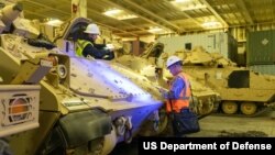 Војници подготвуваат борбено возило за прекуокеански транспорт на 25 јануари 2023 година во Јужна Каролина