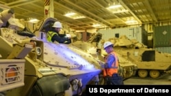 แฟ้มภาพ - จนท.ทหารเตรียมพร้อมพาหนะต่อสู้ Bradley เพื่อจัดส่งไปต่างประเทศ เมื่อวันที่ 25 ม.ค. 2566 