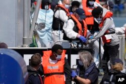 프랑스에서 영국해협을 건너던 이주민들이 영국 국경경비 기관 선박에 옮겨타고 있다. (자료사진)