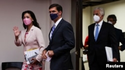 资料照：时任台湾外交部发言人的欧江安（左）与美国前国防部长马克·埃斯珀在台北出席记者会。（2022年7月19日）