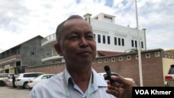 លោកអាង ឧត្តម​ សហ​មេធាវីការពារ​ក្តី​លោក​កឹម សុខា ថ្លែង​នៅ​ក្រៅ​សាលាឧទ្ធរណ៍​ភ្នំពេញ​ ថ្ងៃទី​២០ ខែមិថុនា​ ឆ្នាំ​២០២៤។​ (ហ៊ុល​ រស្មី/​វីអូអេ)