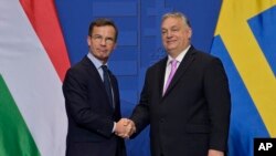 울프 크리스테르손(왼쪽) 스웨덴 총리와 빅토르 오르반 헝가리 총리가 지난 23일 부다페스트에서 회동하고 있다. (자료사진)