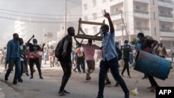 Selon une source hospitalière à Saint-Louis, le jeune homme avait été admis à l'hôpital après avoir inhalé du gaz lacrymogène en lien avec les récentes manifestations, et il est décédé cette nuit à Dakar. (Photo by GUY PETERSON / AFP)