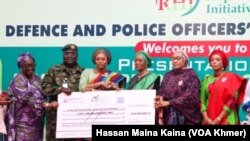 Uwargidan shugaban kasar Najeriya Remi Tinubu lokacin da ta kai tallafi ga matan sojojin kasar