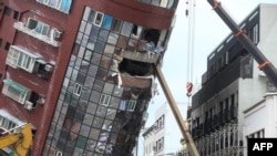 គ្រឿងចក្រធុនធ្ងន់កំពុងត្រូវបានប្រើប្រាស់ដើម្បីកម្ទេចអគារ Uranus ដែលត្រូវបានខូចខាតនៅក្នុងការរញ្ជួយដីថ្ងៃទី៣ ខែមេសា នៅទីក្រុង Hualien នៅថ្ងៃទី៥ ខែមេសា ឆ្នាំ2024។