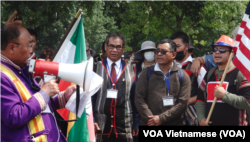 ក្រុម​ម៉ុងតាញ៉ា​អាមេរិកាំង​ធ្វើ​បាតុកម្មក្នុង​រដ្ឋធានី​វ៉ាស៊ីនតោន​ដើម្បី​តវ៉ា​ចំពោះ​ការ​បង្ក្រាប​របស់​អាជ្ញាធរ​វៀតណាម​ទៅ​លើ​ក្រុម​កុលសម្ព័ន្ធ​នេះ កាល​ពី​ថ្ងៃ​ទី​១០ ខែ​កក្កដា ឆ្នាំ​២០២៣។ (វីអូអេ​ភាសា​វៀតណាម)