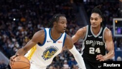 Jonathan Kuminga (00) de Golden State dribble le ballon contre Devin Vassell (24) des San Antonio Spurs, USA, le 20 octobre 2023.