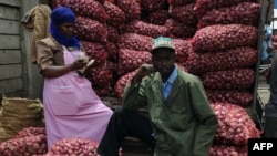 Wafanyabiashara Kenya wakisubiri wateja katika soko la Marikiti huko Nairobi. Picha na SIMON MAINA / AFP.