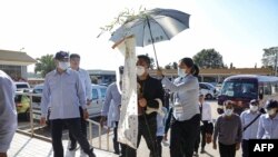 台湾中央社发布照片显示在金门岛附近翻船而丧生的中国遇难者的亲属 (中) 来到金门。（2024年2月20日）