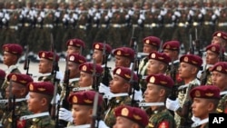 Perwira militer Myanmar berbaris saat parade di Naypyitaw, Myanmar, 27 Maret 2023. Junta Myanmar telah menjatuhkan hukuman mati pada tiga brigadir jenderal yang menyerah bersama ratusan tentara. (Foto: Ilustrasi/AP)