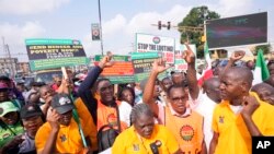 "Les travailleurs nigérians restent chez eux. Oui ! Pour un salaire décent. Non ! À un salaire de misère", ont déclaré les syndicats dans un communiqué commun. (photo d'archives)