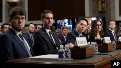 Pimpinan platform media sosial, dari kiri, CEO Discord Jason Citron, CEO Snap Evan Spiegel, CEO TikTok Shou Zi Chew, CEO X Linda Yaccarino, dan CEO Meta Mark Zuckerberg, dalam sidang Komite Kehakiman Senat AS di Capitol Hill, Washington, Rabu, 31 Januari 2024. (AP/Susan Walsh)